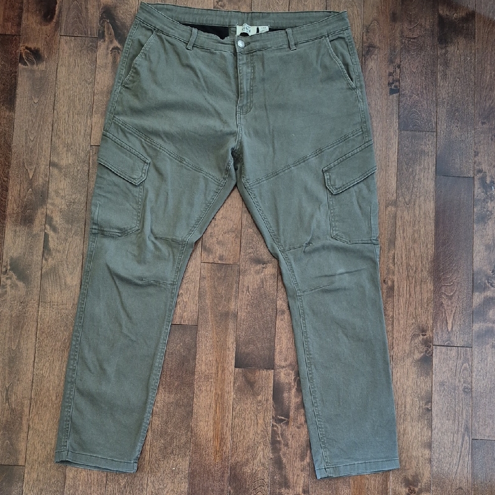 Hedge Men's Green Cargo Pants